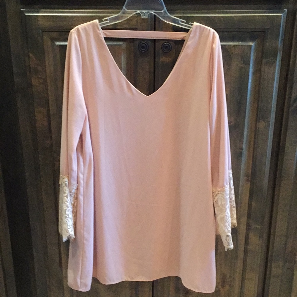 Like new Mittosshop Lace Sleeve Blush L $138!